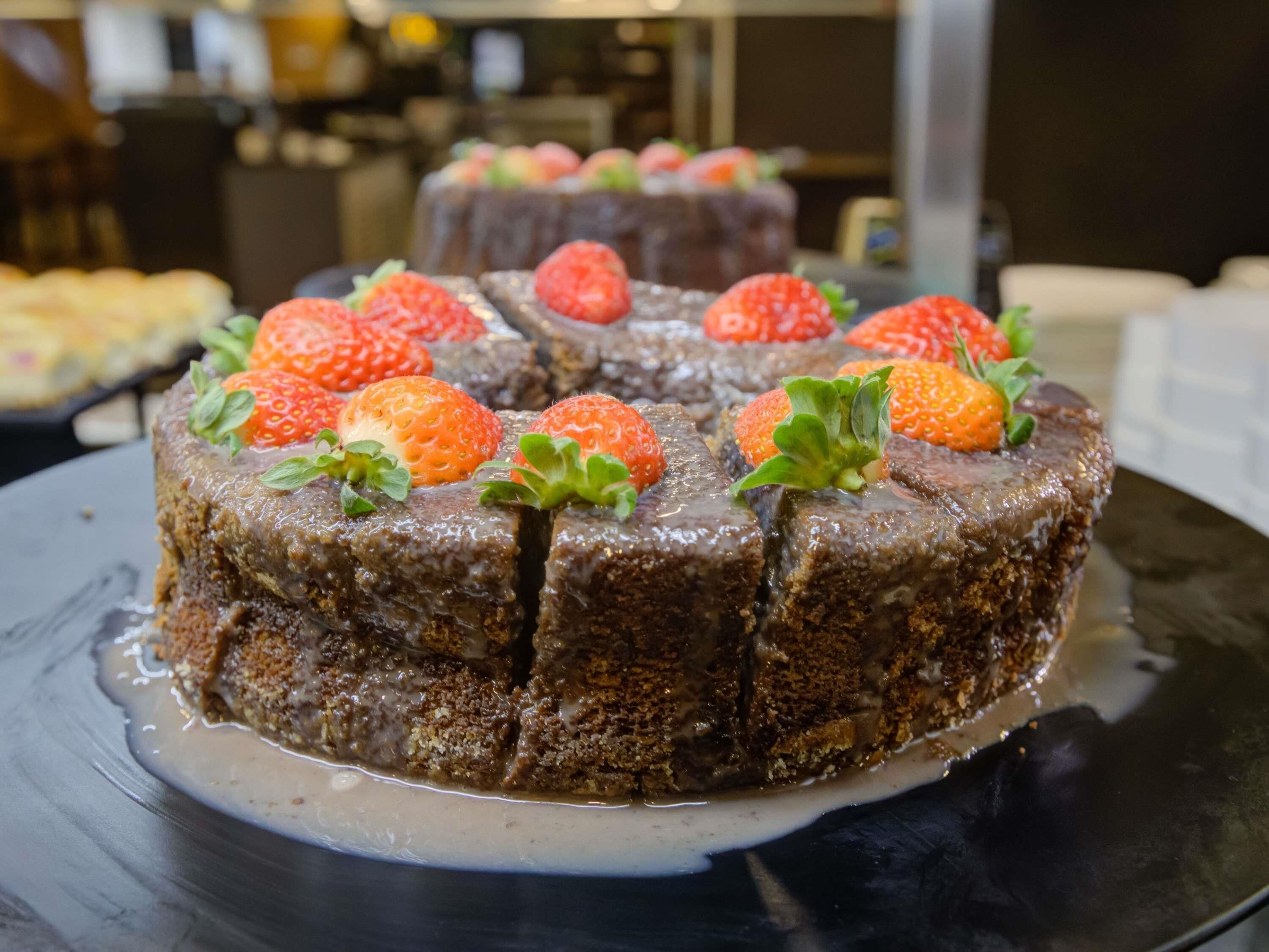 Un pastel de chocolate con fresas en un plato.