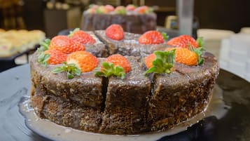 Un pastel de chocolate con fresas en un plato.