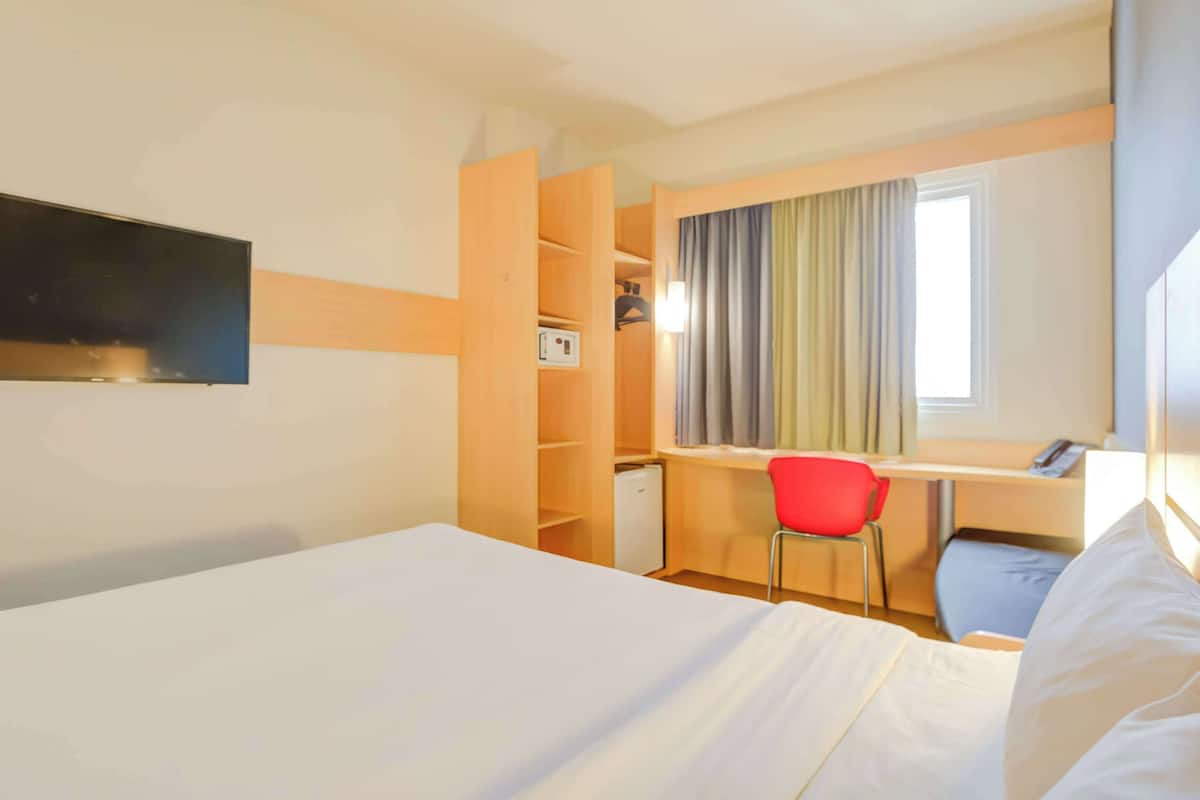 Standard Apartment, 1 Double Bed | In-room safe, desk, laptop workspace, blackout drapes