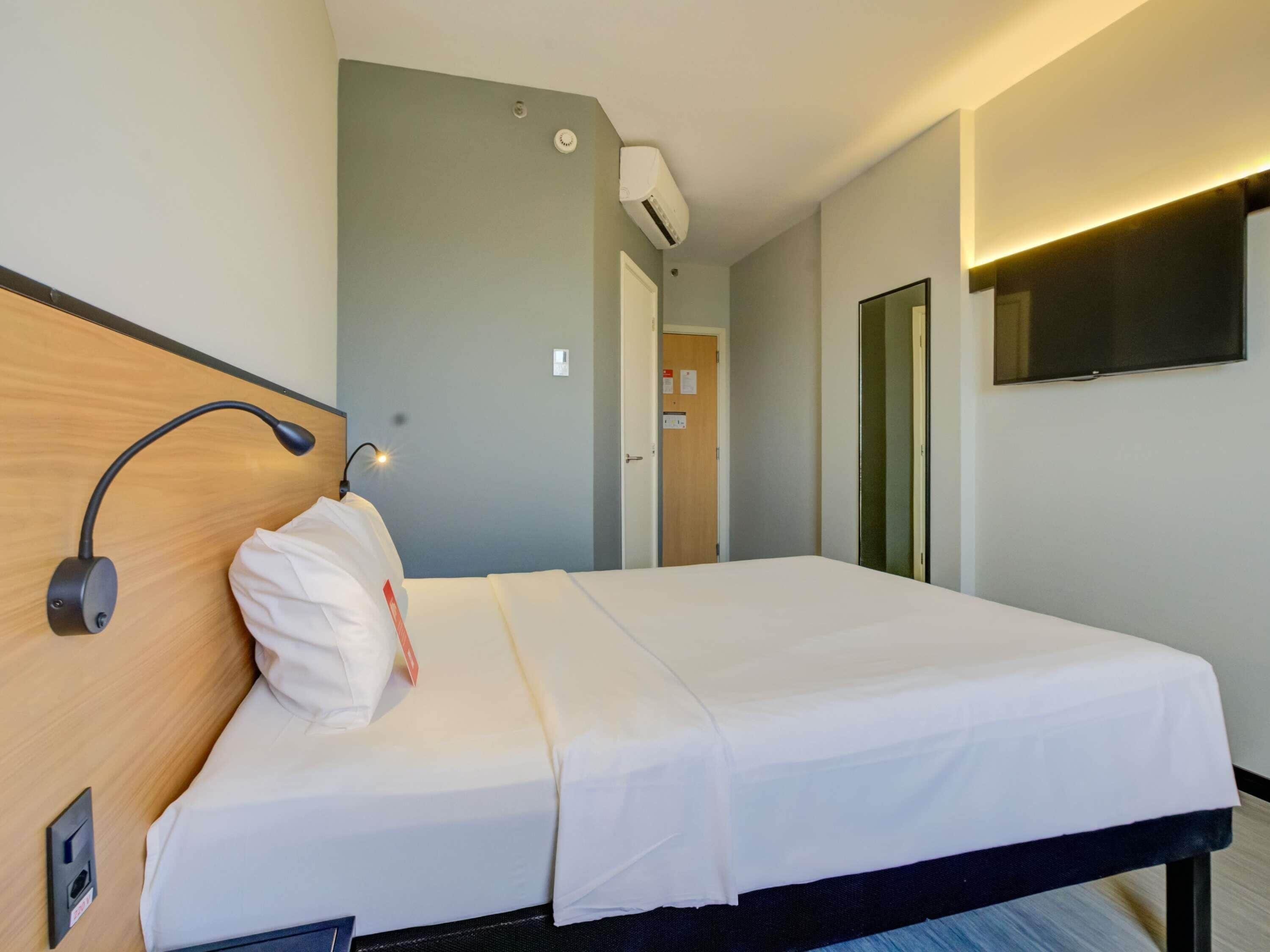 Värdeförvaringsskåp på rummet, skrivbord och arbetsyta för laptop