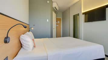 Värdeförvaringsskåp på rummet, skrivbord och arbetsyta för laptop