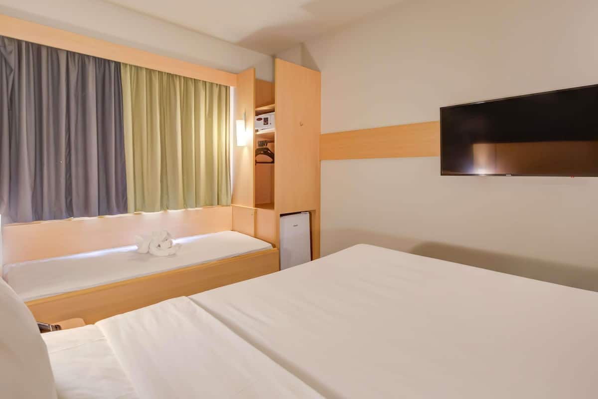 Familienzimmer, 1 Doppelbett | Zimmersafe, Schreibtisch, laptopgeeigneter Arbeitsplatz