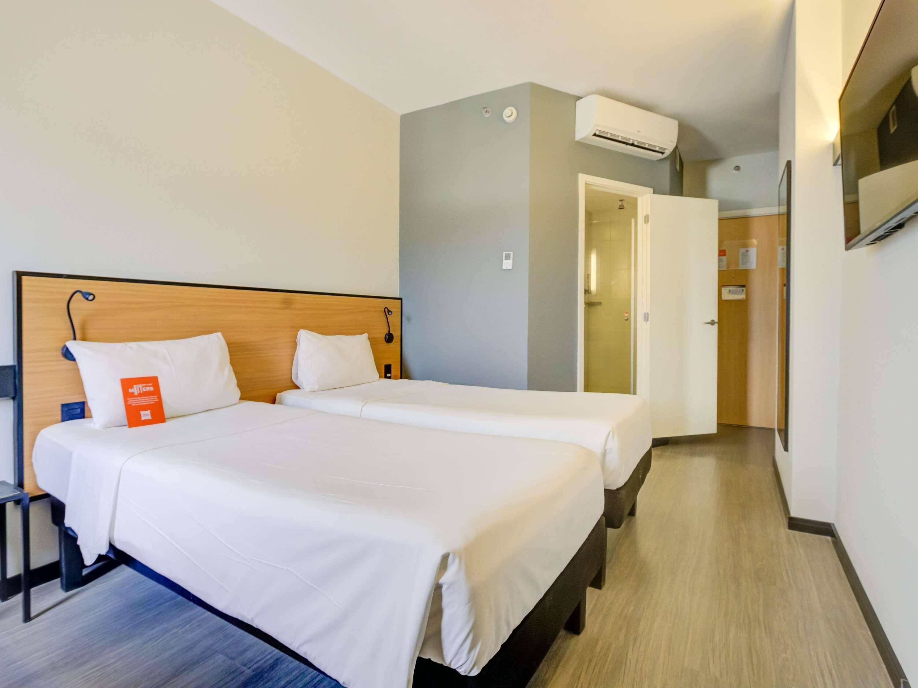 Leilighet – standard, 2 enkeltsenger | Safe på rommet, skrivebord og skrivebord for bærbar PC