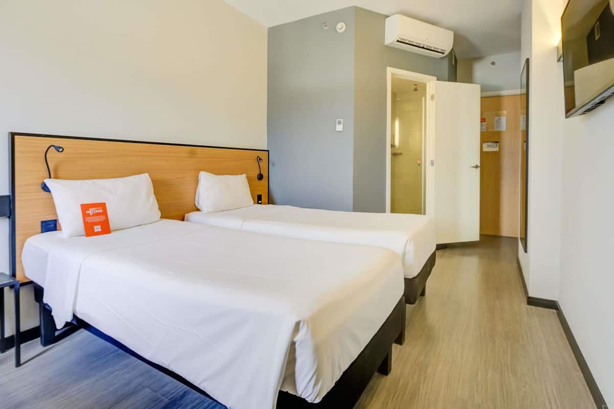 Leilighet – standard, 2 enkeltsenger | Safe på rommet, skrivebord og skrivebord for bærbar PC