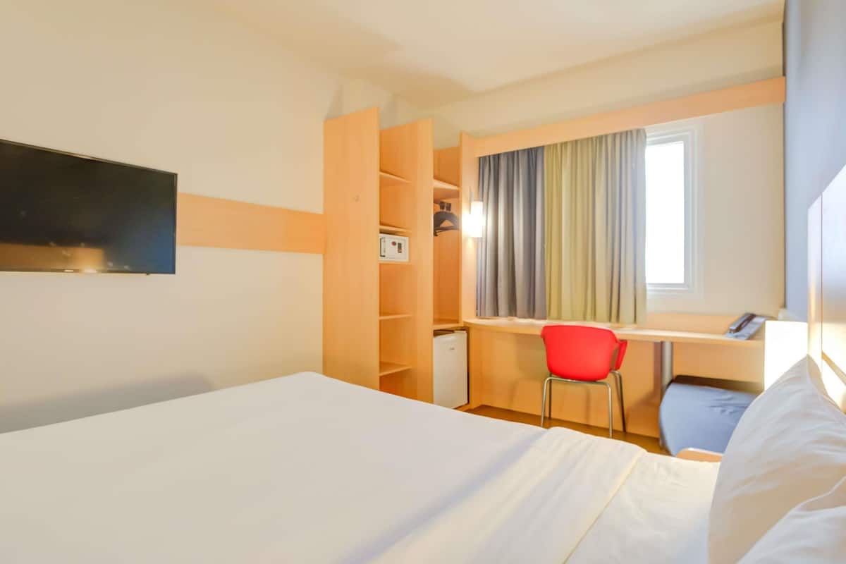 Standard-Apartment, 1 Doppelbett | Zimmersafe, Schreibtisch, laptopgeeigneter Arbeitsplatz