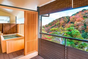 A wooden sauna with a view of a forested hillside. - Suiran, A Luxury Collection Hotel, Kyoto (Kyoto)