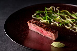朝食、ランチ、ディナーに営業