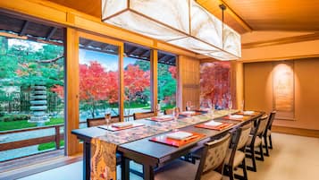 供应早餐、午餐和晚餐,国际美食
