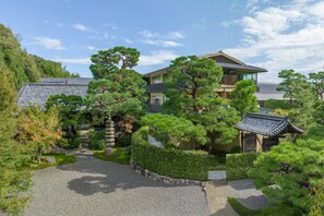 A traditional Japanese house surrounded by a well-maintained garden with a gravel path. - Suiran, A Luxury Collection Hotel, Kyoto (Kyoto)