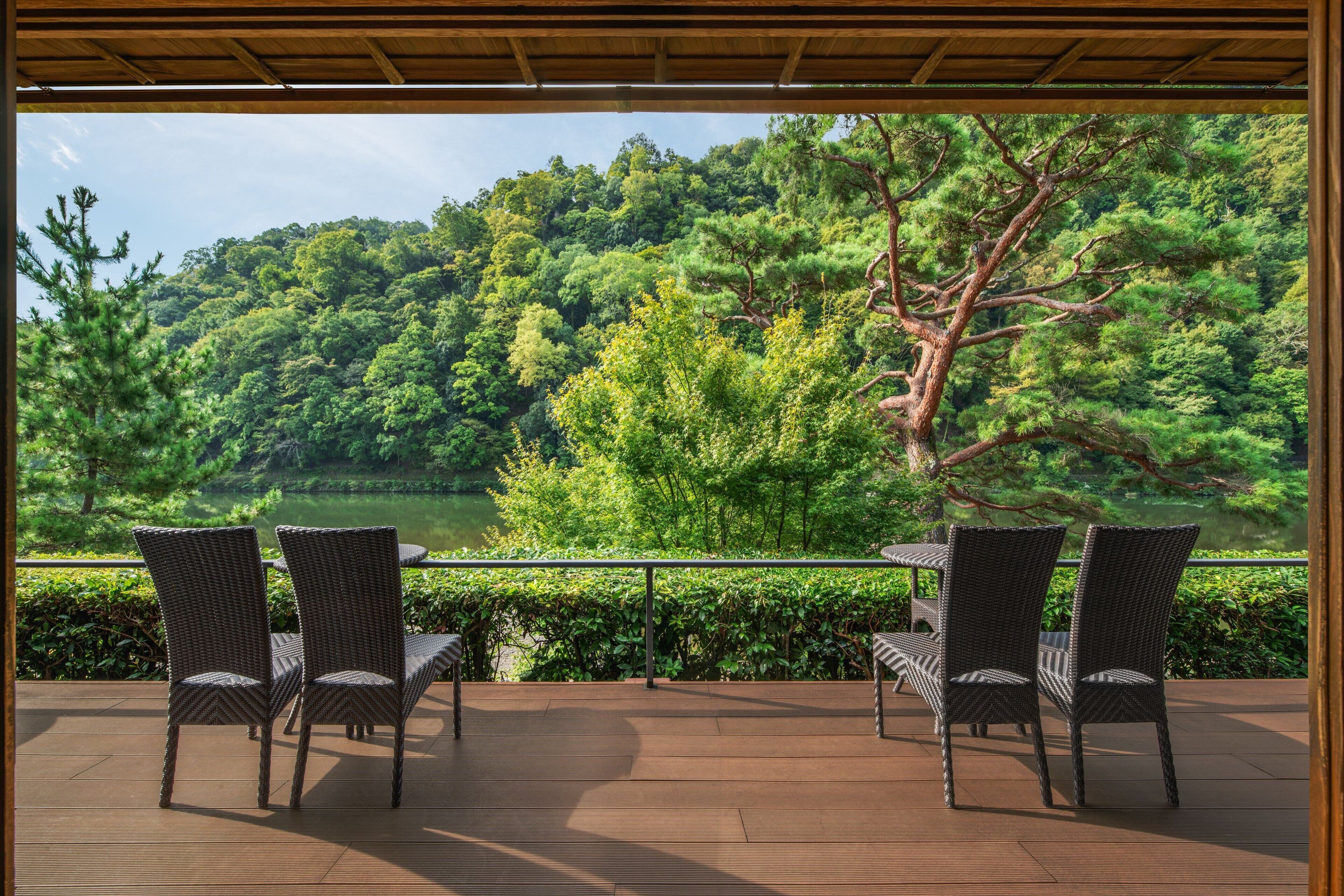 朝食、ランチ、ディナーに営業 (多国籍料理)