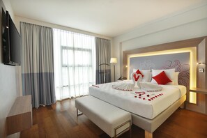 Minibar, värdeförvaringsskåp på rummet och skrivbord