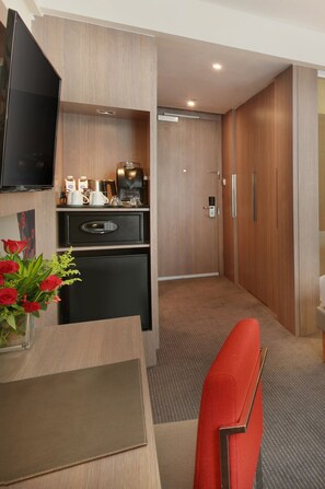 Premier Executive, Habitación Premier | Minibar, caja de seguridad en la habitación y escritorio