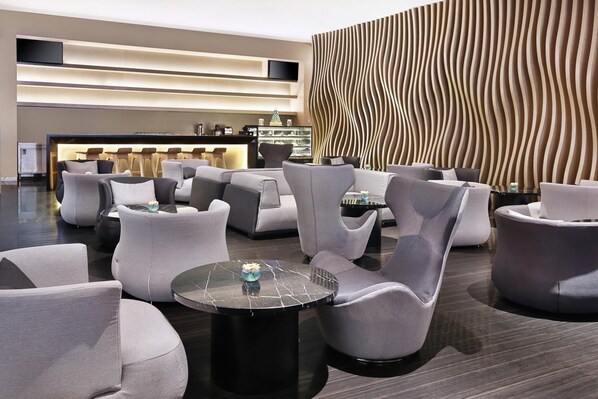 2 bars/lounges, lobby lounge