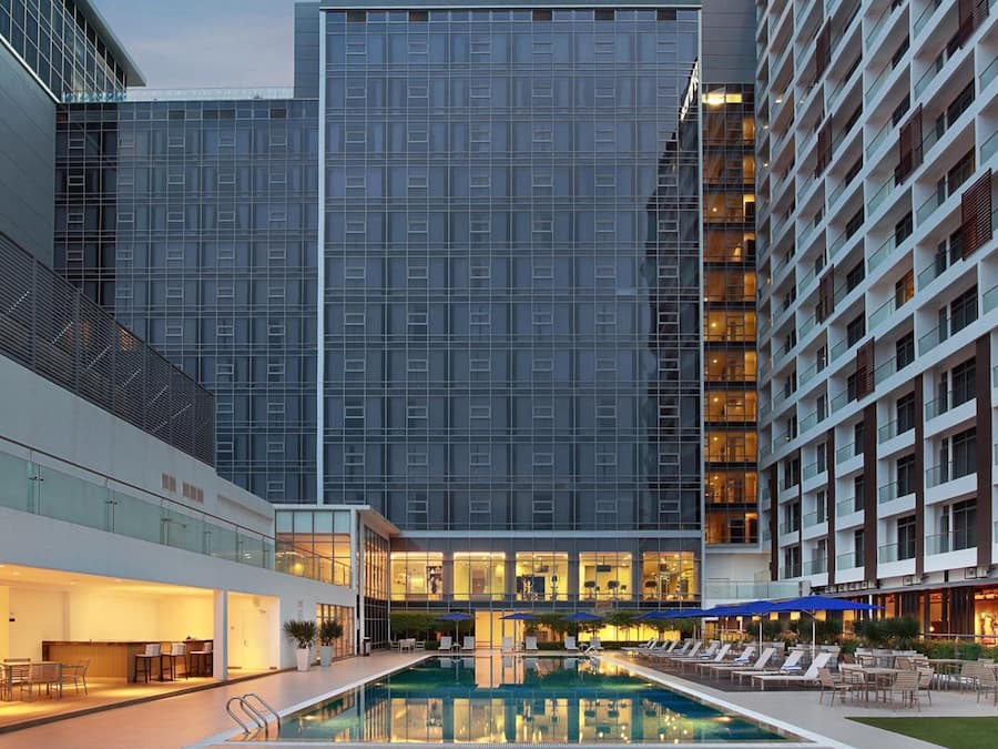 Kolam renang terbuka, payung kolam, kerusi lepak pantai