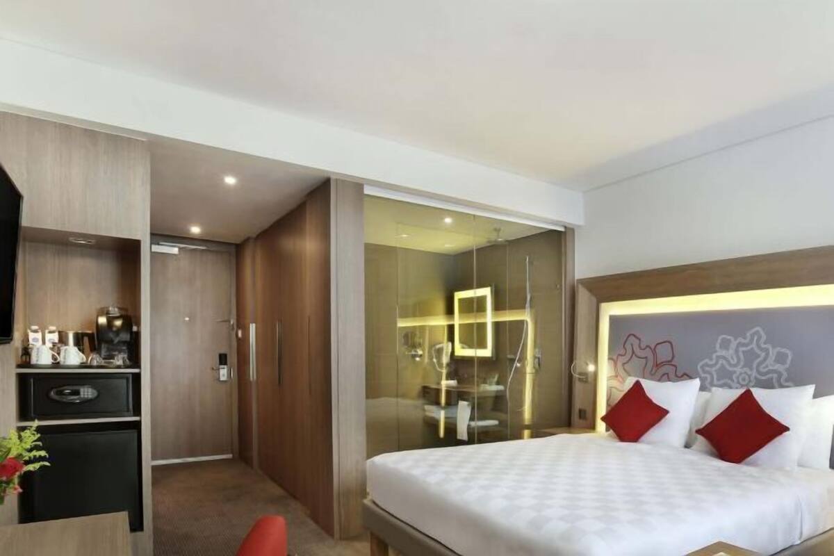 Minibar, caja de seguridad en la habitación y escritorio