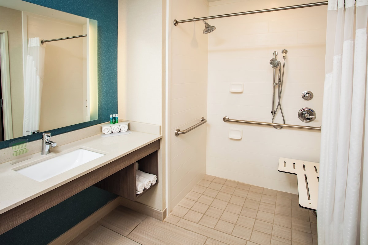 Quarto standard, 1 cama King, acessível (Roll-In Shower) | Roupas de cama premium, cofres nos quartos, escrivaninha