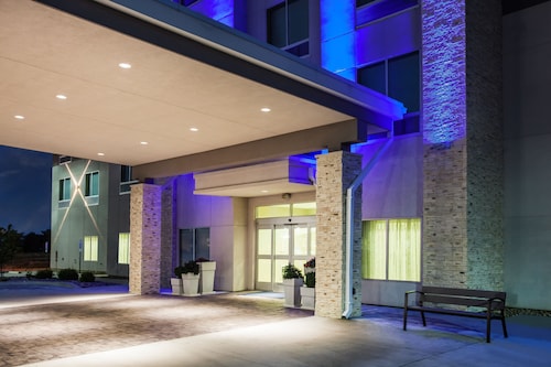 Holiday Inn Express & Suites Litchfield West by IHG