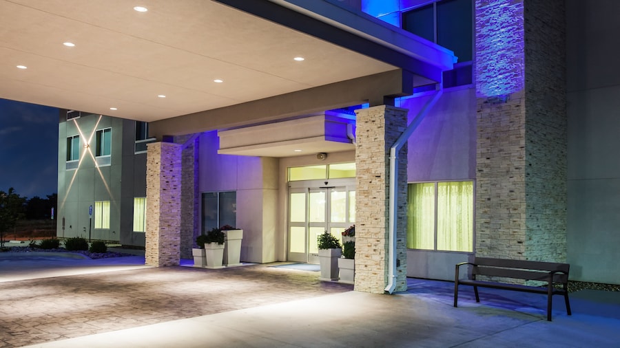 Holiday Inn Express & Suites Litchfield West by IHG