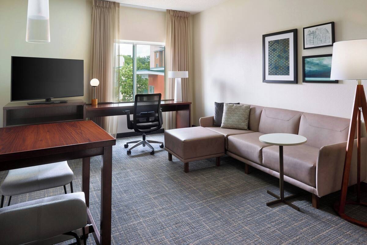 Suite, 1 Bedroom | Living room | Smart TV, Netflix, pay movies