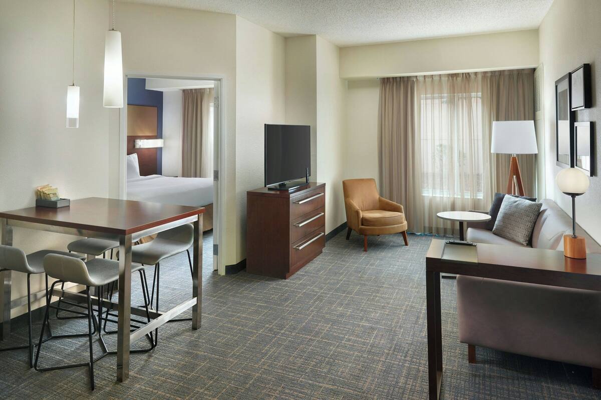Suite, 2 Bedrooms | Living room | Smart TV, Netflix, pay movies