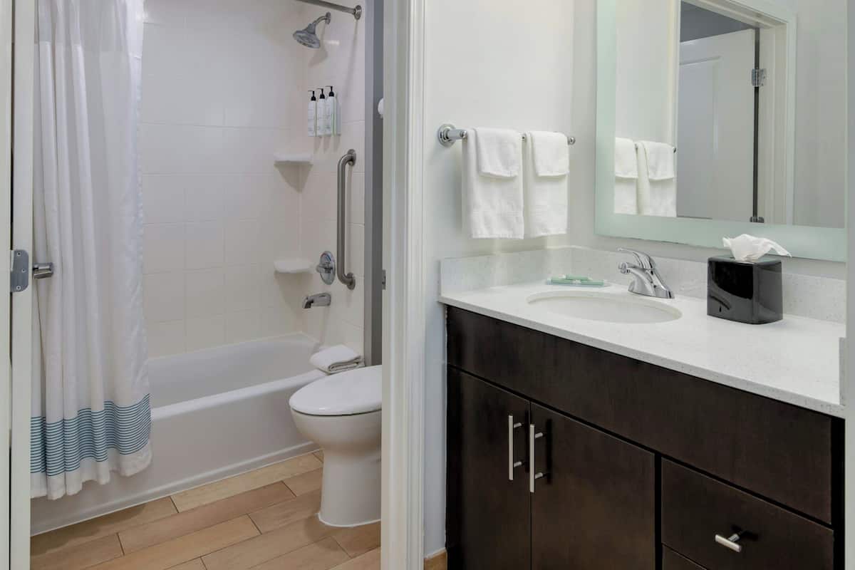 1 bedroom, individually decorated, desk, laptop workspace