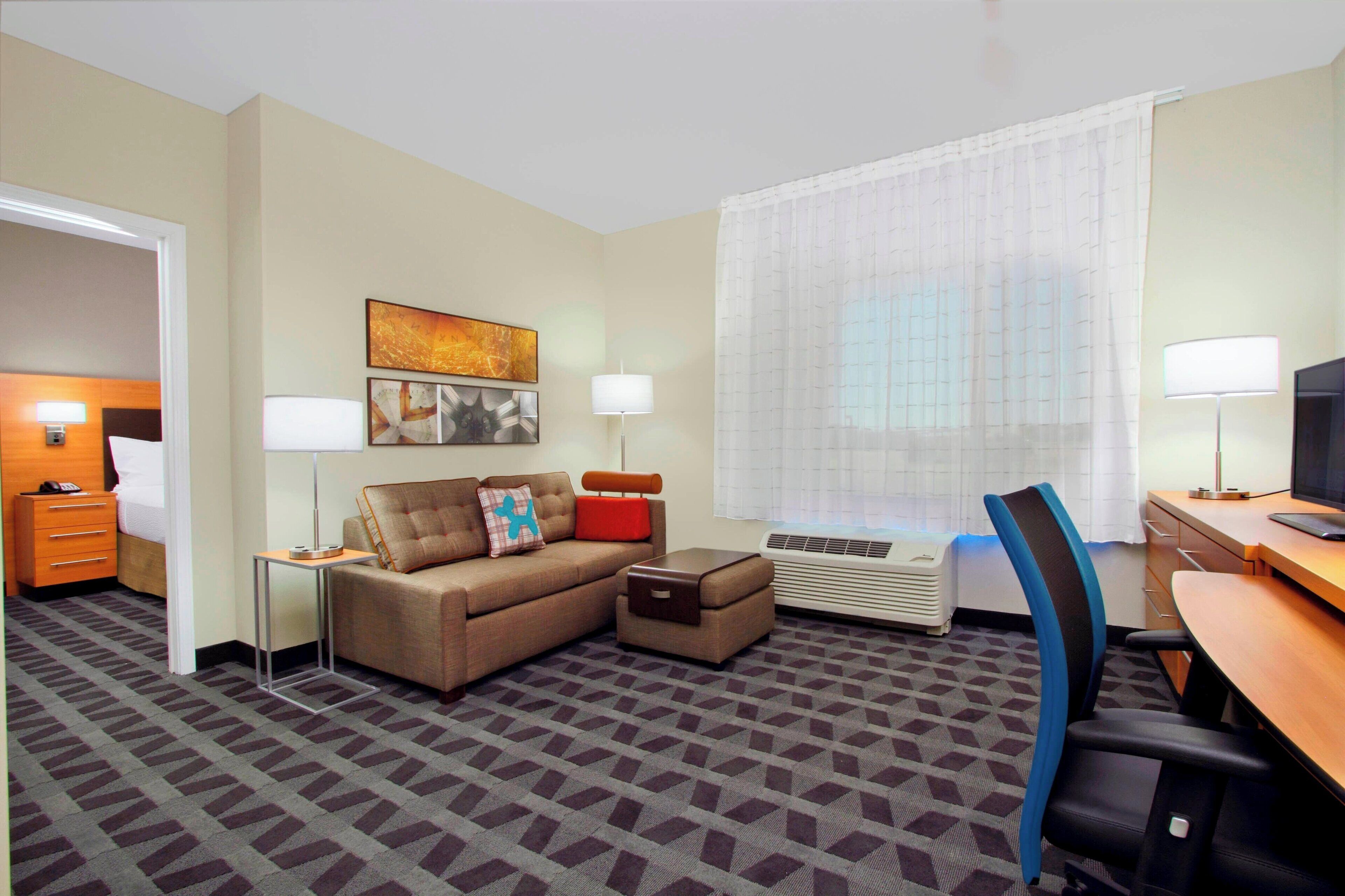 1 bedroom, individually decorated, desk, laptop workspace