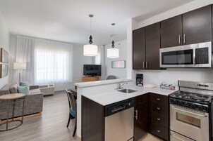 Refrigerador con freezer, microondas, placa de cocina, lavavajillas