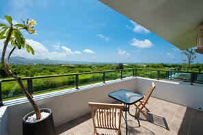 A balcony with a view of a green landscape and distant mountains. - The Tree Bed and Breakfast (Hengchun)