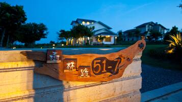 Fachada da propriedade à noite