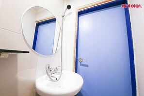 Standard Double Room | Bathroom
