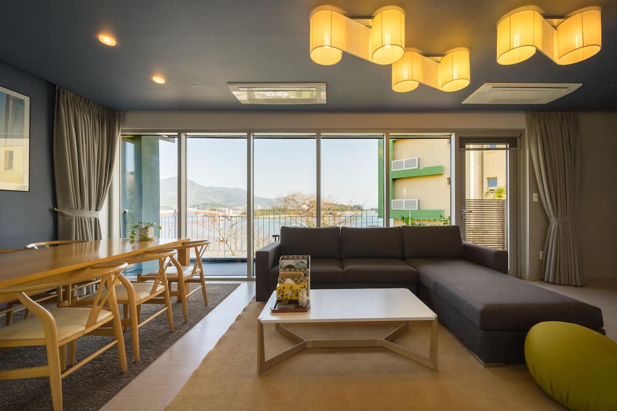 Appartement Duplex Familial | Couette en duvet d'oie, Wi-Fi gratuit, draps fournis