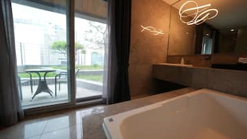 Chambre Premium avec lits jumeaux, terrasse | Salle de bain