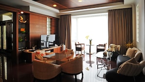 A spacious living room with a large window, a television, and a dining area. - Yunju Hotspring Villa (Jiaoxi)