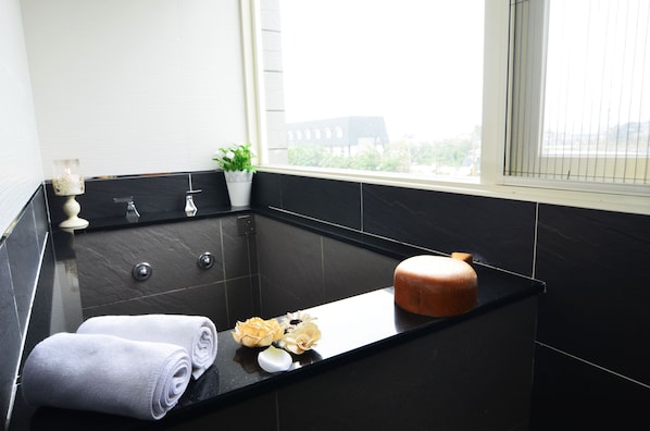 Deluxe dubbelrum | Badrum | Gratis toalettartiklar, hårtork, tofflor och handdukar