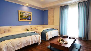 Deluxe Quadruple Room | Desk, laptop workspace, soundproofing, free WiFi