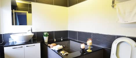 Deluxe Quadruple Room | Bathroom