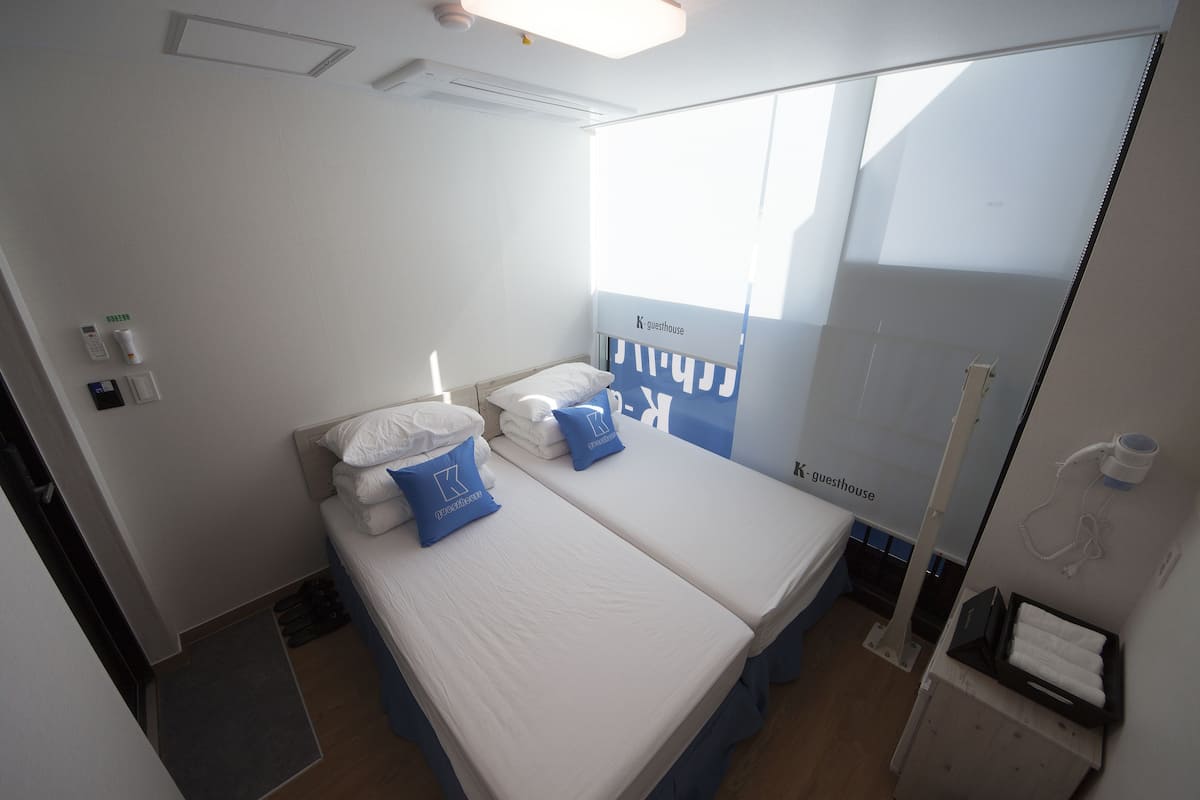 Habitación con 2 camas individuales | Ropa de cama de alta calidad y wifi gratis