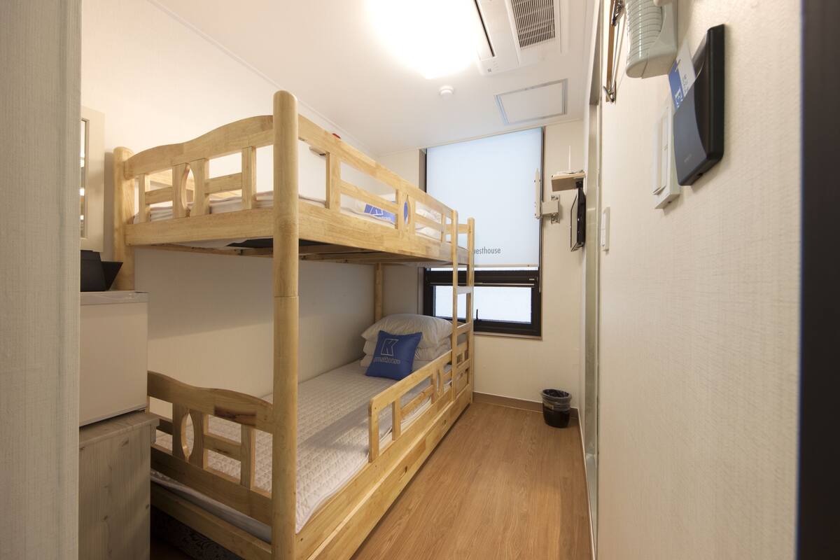 Habitación económica con 2 camas individuales | Ropa de cama de alta calidad y wifi gratis
