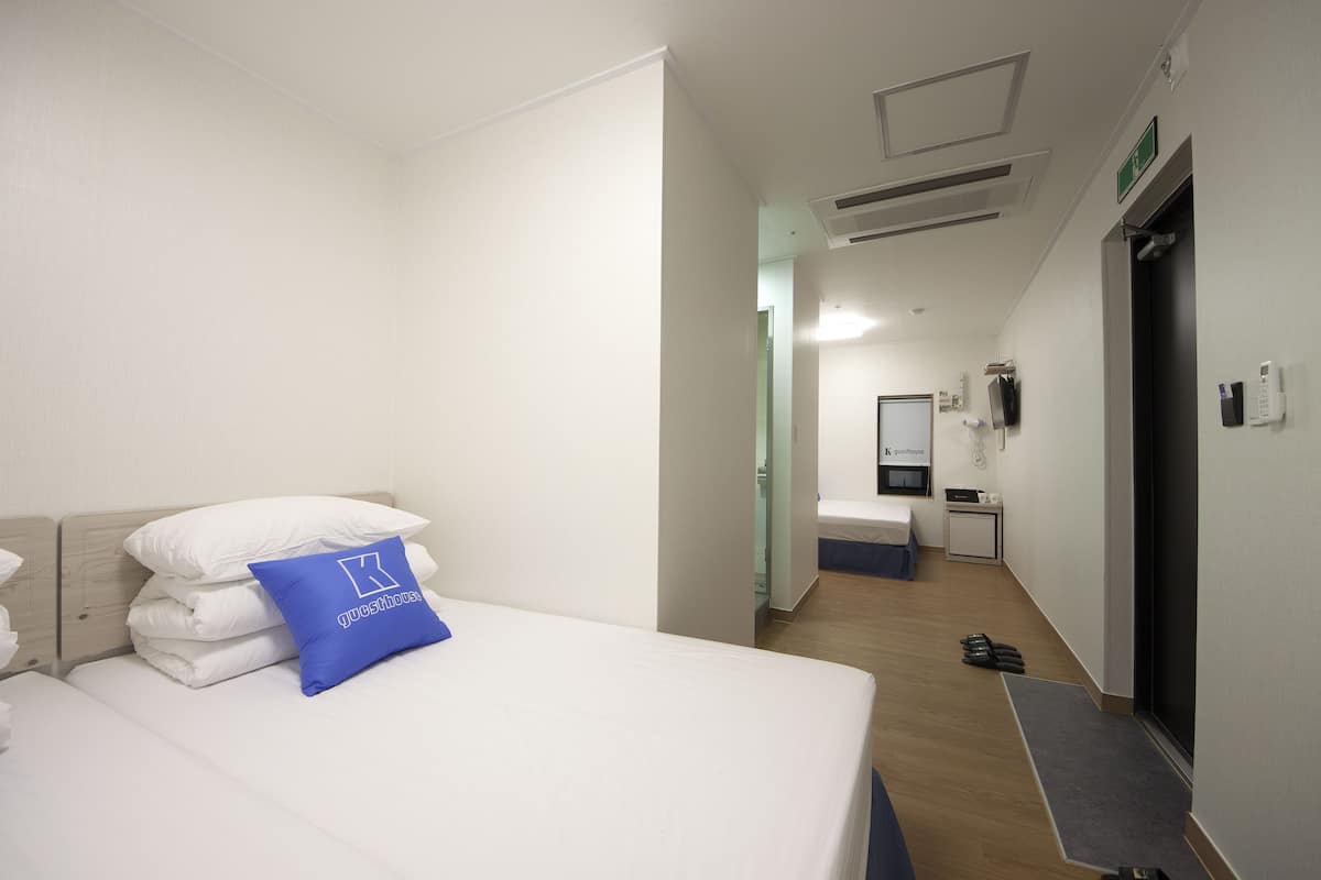 Family Room | Premium bedding, free WiFi