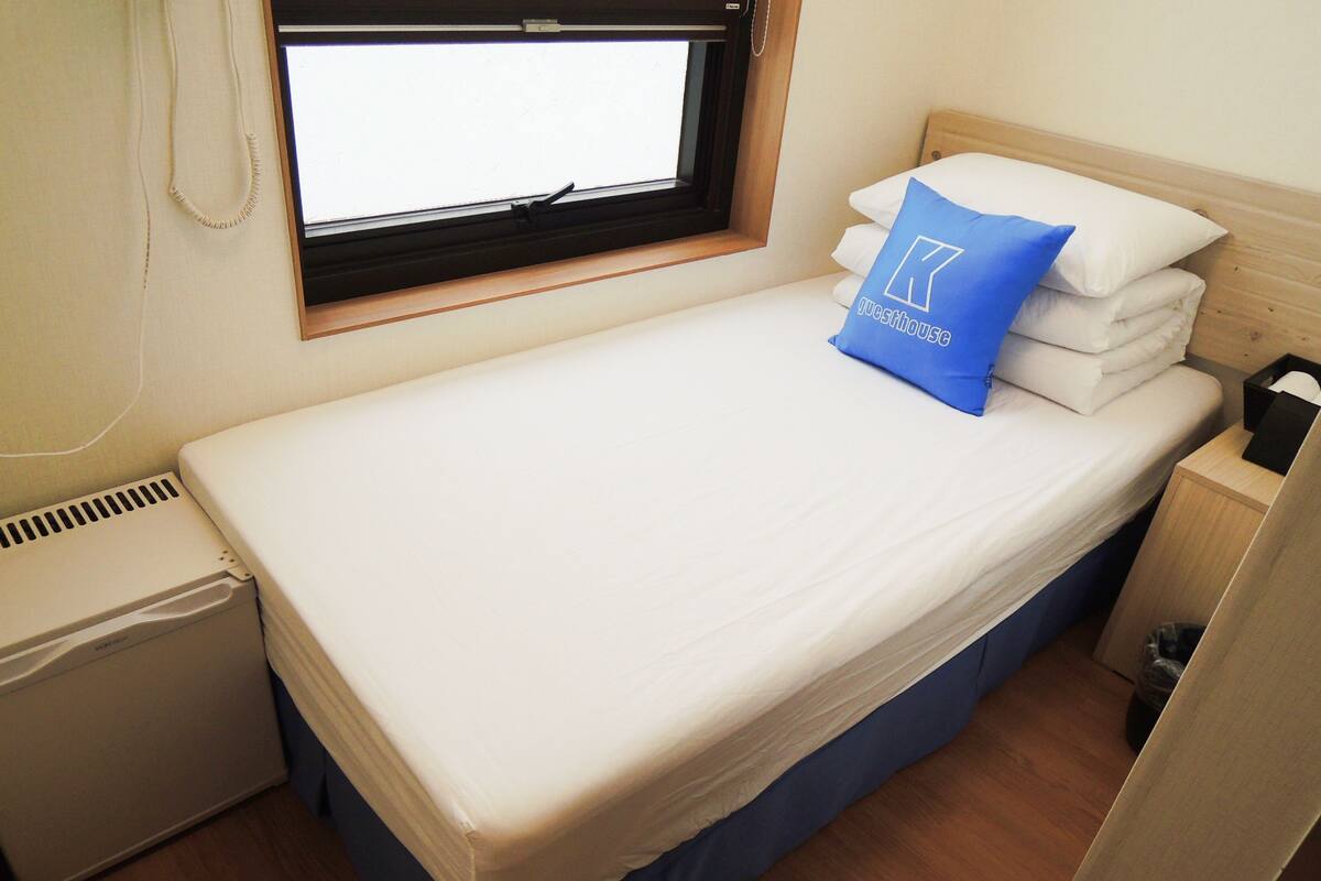 Habitación individual | Ropa de cama de alta calidad y wifi gratis