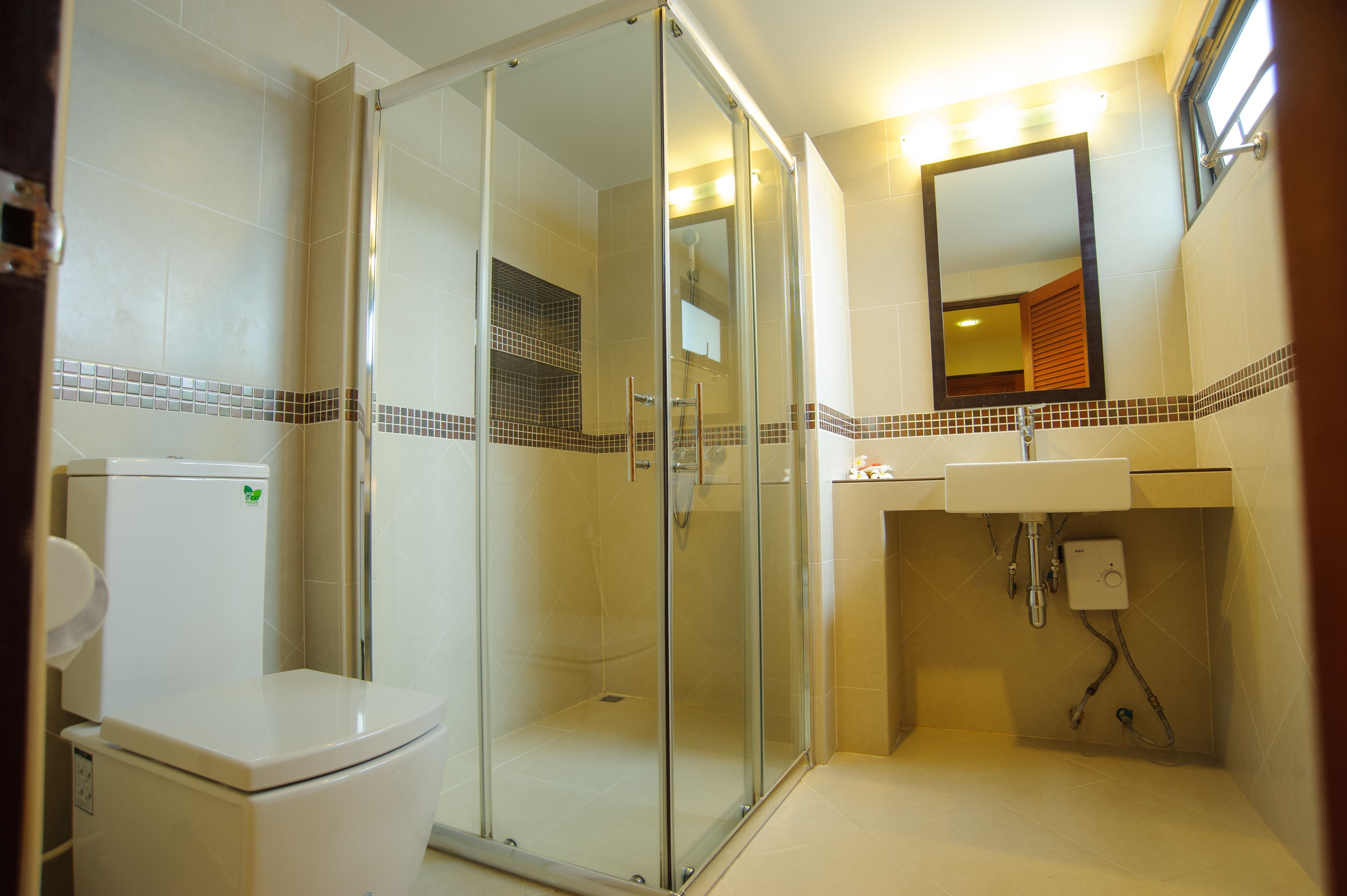 standard plus king bed | bathroom | combined shower/bathtub, spring water bathtub, hydromassage showerhead