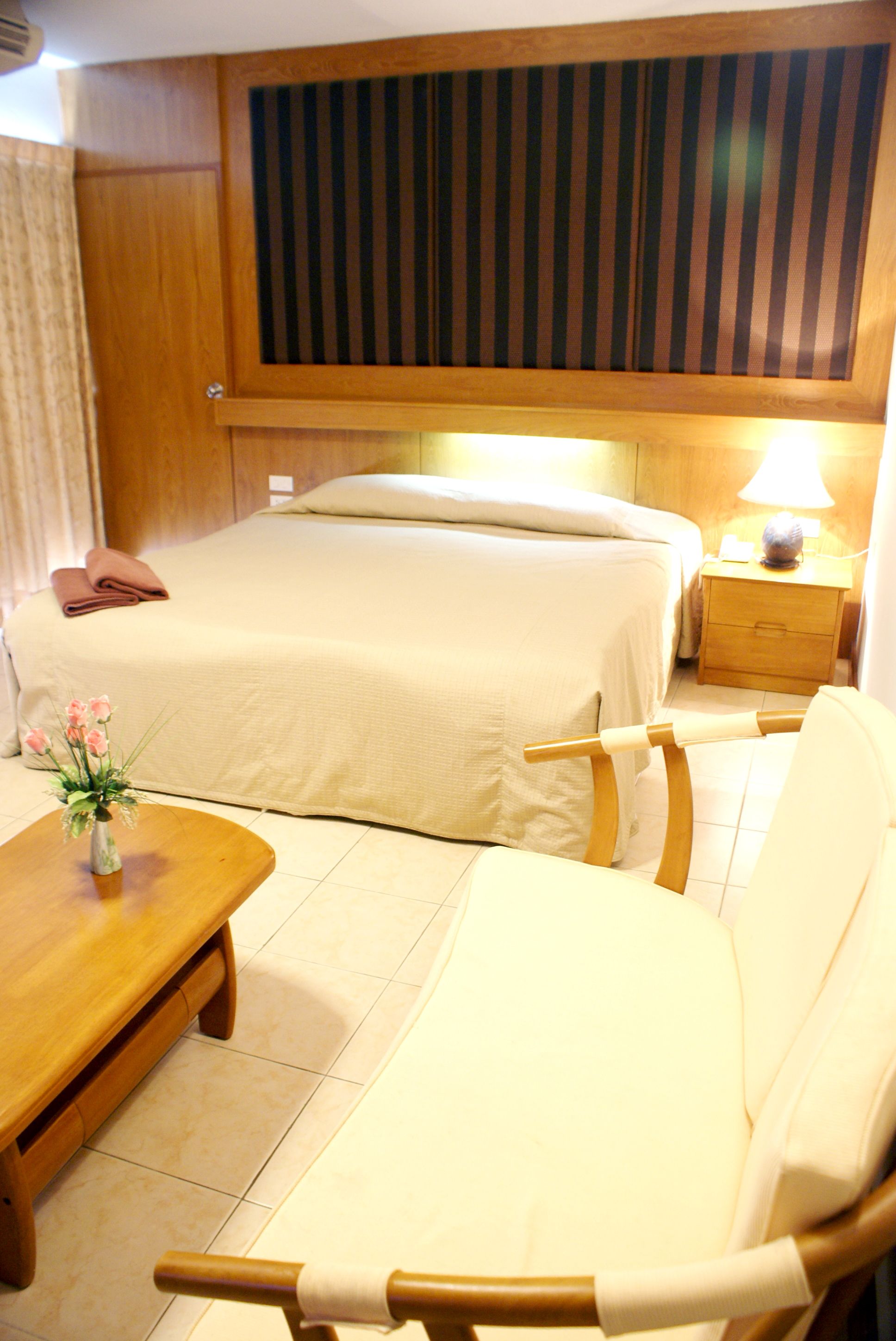 deluxe room, 1 king bed | 1 bedroom, in-room safe, free wifi, bed sheets