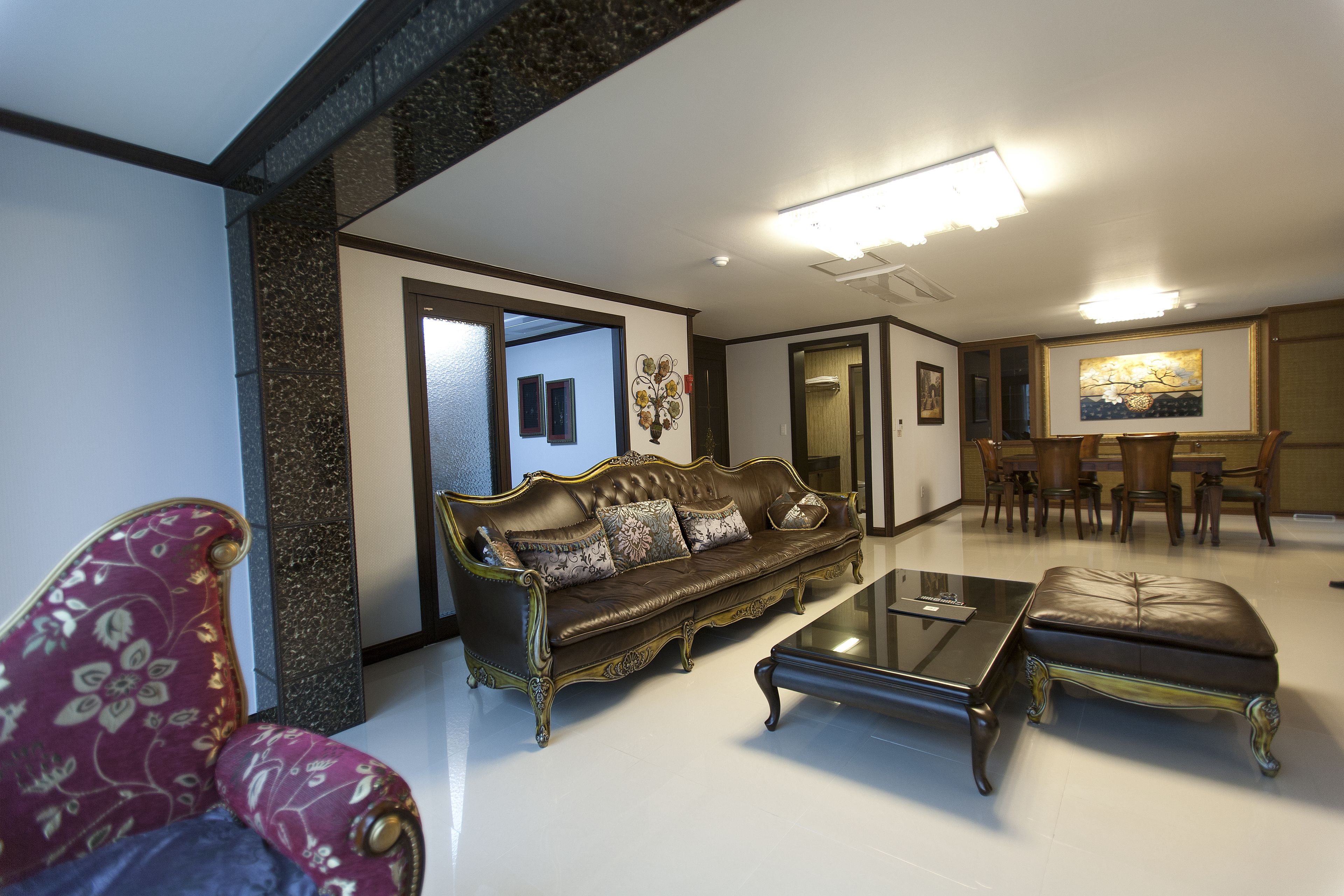 excellent suite | living room | tv