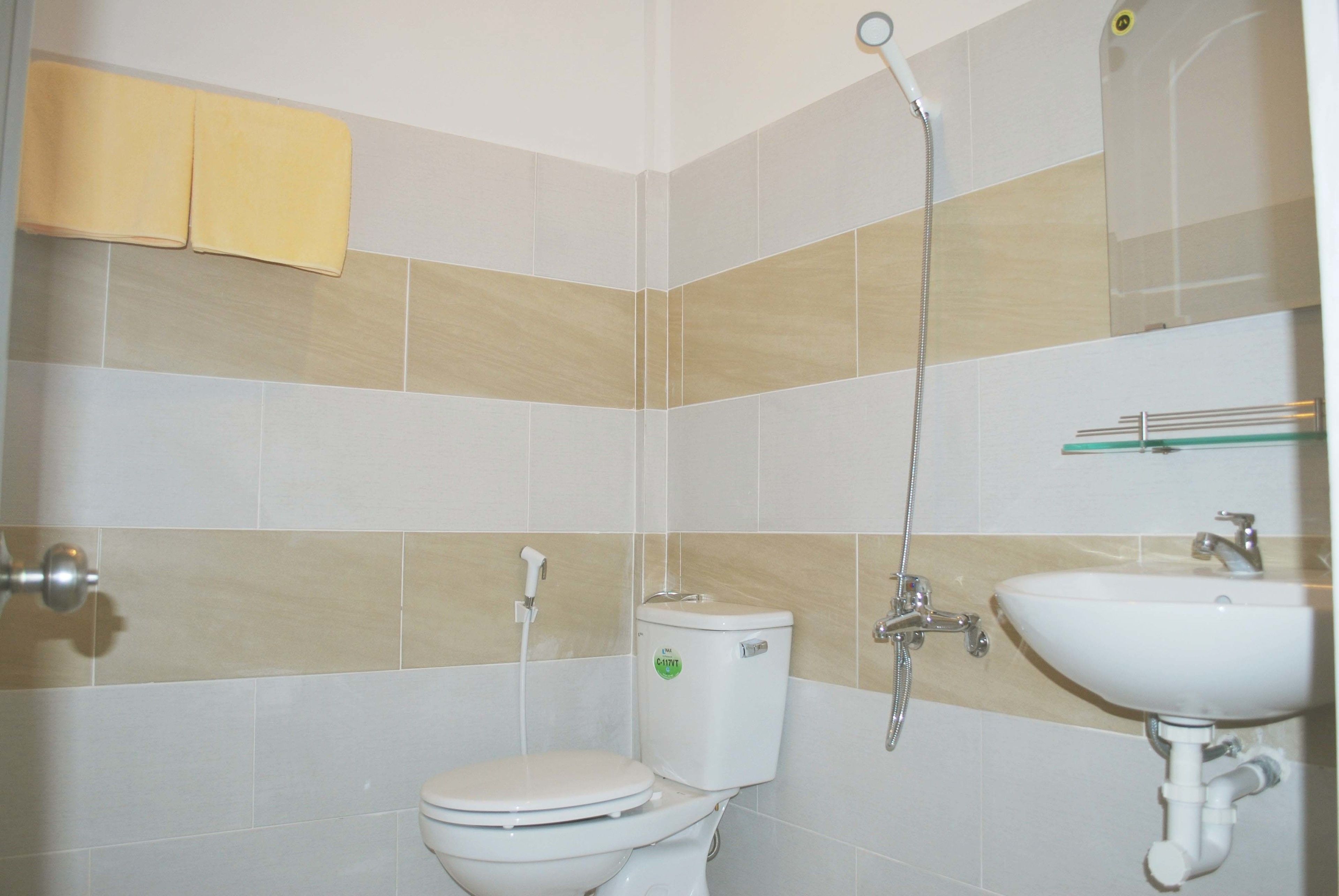 Shower, free toiletries, hair dryer, towels