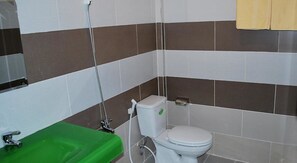 Shower, free toiletries, hair dryer, towels - Phi Yen Hotel (Ho Chi Minh City)