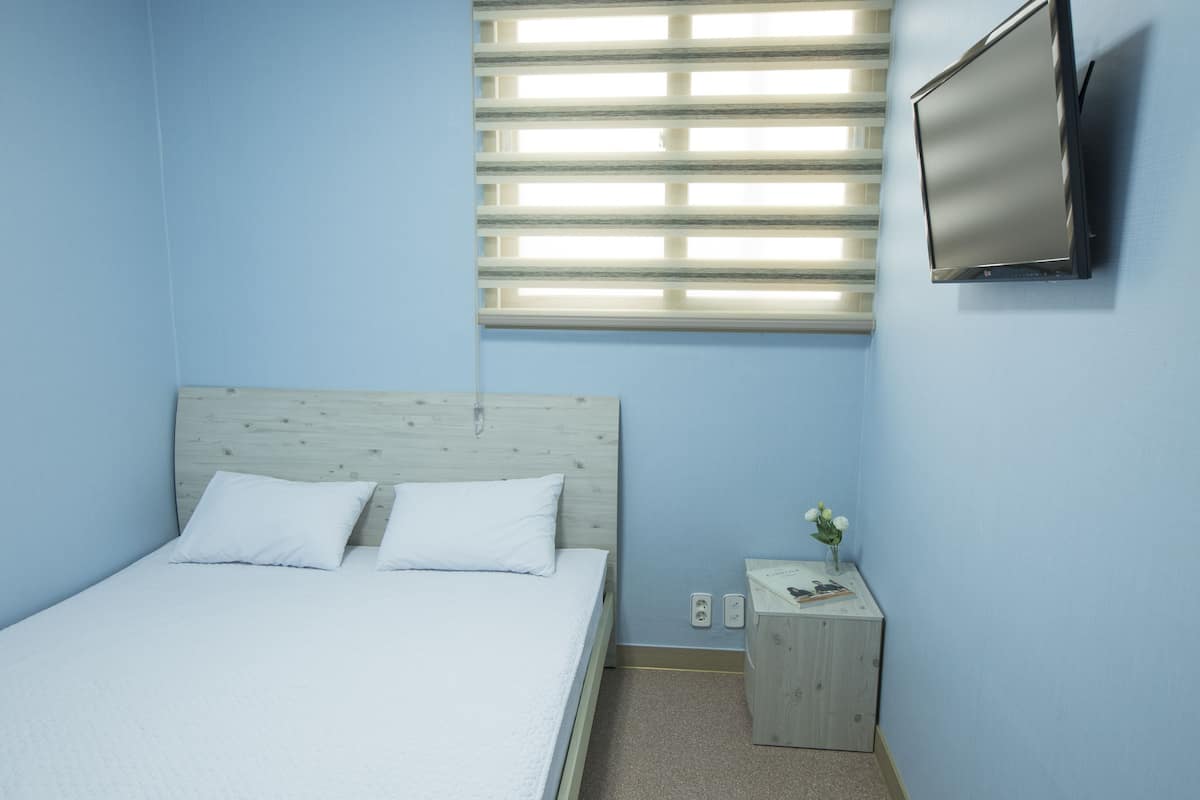 Habitación doble | Cortinas blackout, insonorización, wifi gratis y ropa de cama