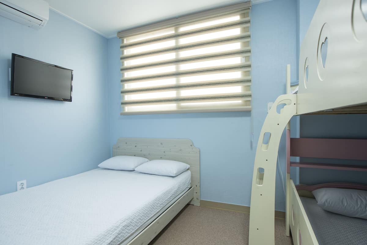 Habitación familiar (4-person) | Cortinas blackout, insonorización, wifi gratis y ropa de cama