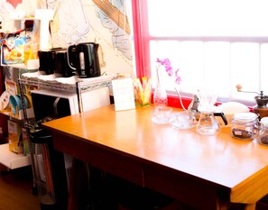 A kitchen counter with a coffee maker, a kettle, and a coffee grinder. - WELL PLUS BNB Guest House (Seoul)