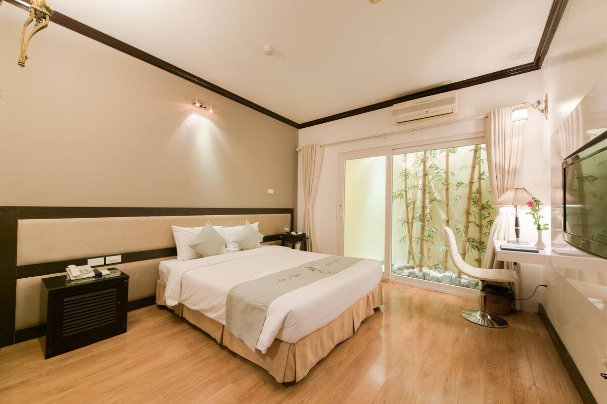 Superior Room | Minibar, in-room safe, desk, iron/ironing board (on request)