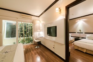 Habitación familiar | Minibar, caja de seguridad en la habitación y escritorio 